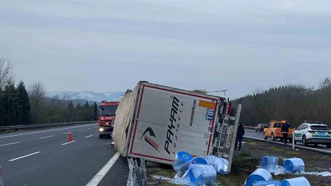 Sakarya'da Tır Kazası: Sürücü Yaralandı