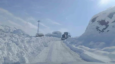 Şırnak'ta Karlı Yollar Açılıyor