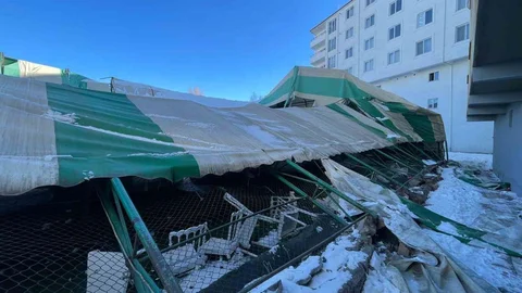 Iğdır'da Halı Saha Çöktü