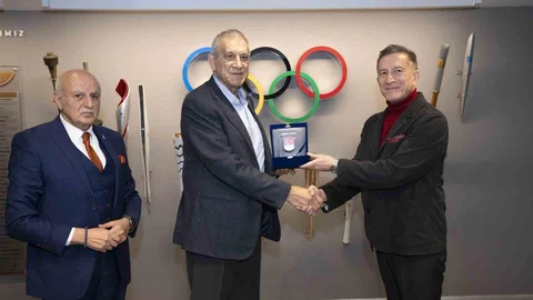 Jülide Sonat’a Ödül Verildi