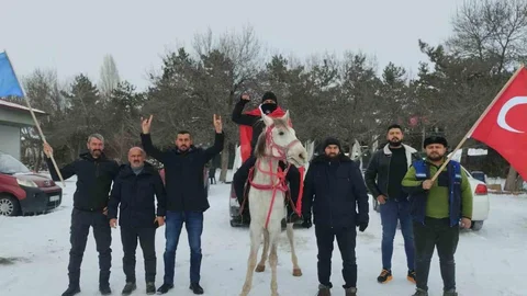 Esnaf At Üstünde Türk Bayrağıyla Tur Attı