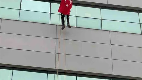 Aydın'da Türk Bayrağı'na Tepki Gösterildi