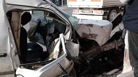 Balık Taşıyan Araç Duvara Çarptı: Karaduvar'da 2 Ağır Yaralı, Kaza Anı Kamerada