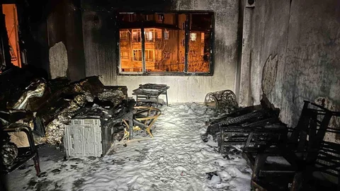 Alevlere Kapılan Daire Kullanılamaz Hale Geldi