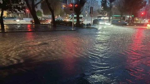 İzmir'de Güne Sağanak Yağışla Başladı