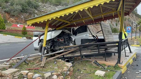 Antalya'da Jandarma Bekleme Noktasına Çarpma