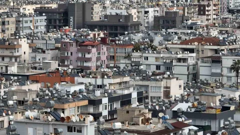 Mersin’in Çatıları Güneş Panelleriyle Kaplandı: Drone Görüntüleri Gösteriyor, Neredeyse Her Bina Güneş Enerjisi Kullanıyor!
