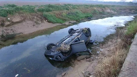 Antalya'da Kontrolden Çıkan Araç Kanala Uçtu