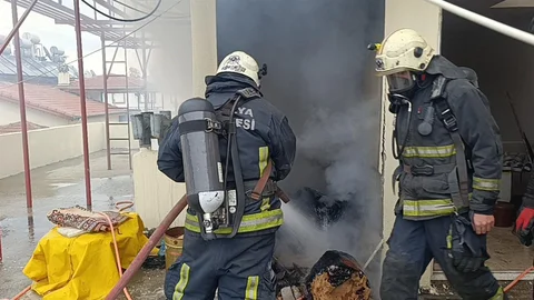 Antalya'da Çatı Katında Yangın Panic Yarattı