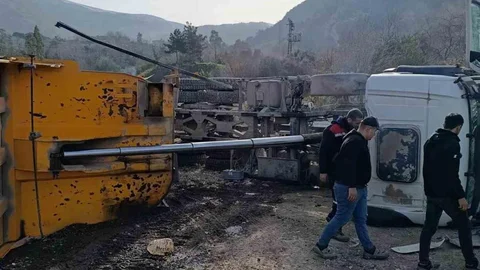 İskenderun'da Hafriyat Kamyonu Devrildi