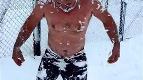 Eksi 15 Derecede Kar Banyosu Yapıldı