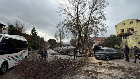 Marmaris'te Fırtına Etkili Olmaya Devam Ediyor