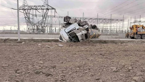 Afyonkarahisar'da Devrilen Tır Ulaşımı Engelledi