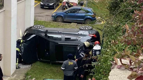 Kocaeli'de İstinat Duvarından Düşen Araçta Yaralılar Var