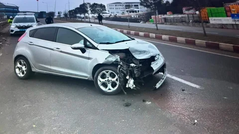 Bilecik'te Otomobil Bariyere Çarptı