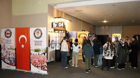 Eğitim-Bir-Sen Adana'da Sinema Etkinliği Düzenledi