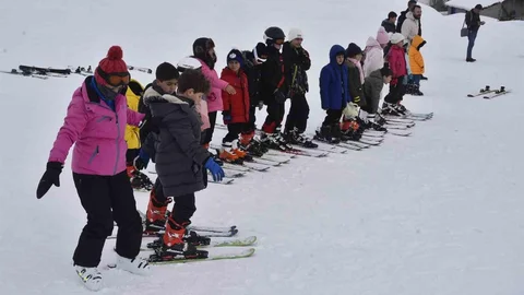 Bitlis'te Çocuklar Kayak Eğitimi Alıyor