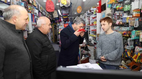 Başkan Küçükoğlu Aziziye'de Bayrak Dağıttı