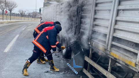 Van’da Tır Lastikleri Alev Aldı