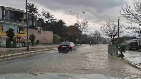 Kuşadası'nda Sağanak Yağış Sel Getirdi