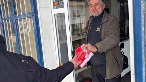 Muğla'da Türk Bayrağı Dağıtımı