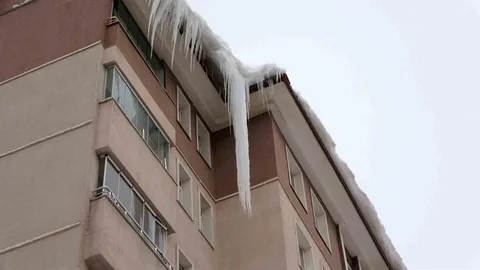 Bitlis'te Buzlar 5 Metreyi Buldu