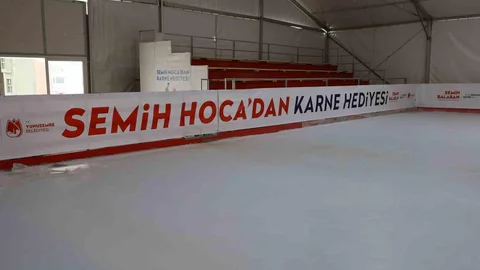 Başkan Balaban'dan Öğrencilere Buz Pateni Hediyesi