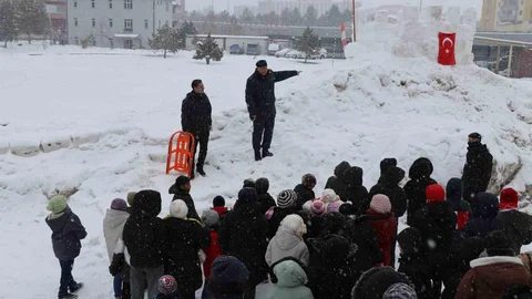 Sivas'ta Jandarma Kızak Şenliği Düzenledi