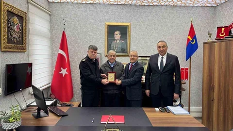 İnegöl Çiftçisinden Jandarmaya Bağış