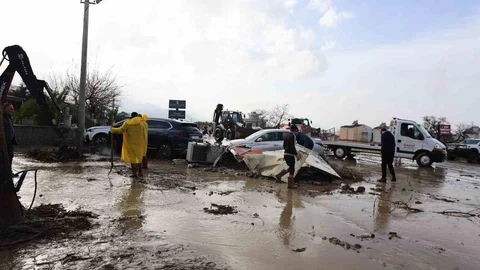 Kuşadası'nda Sel Felaketi Sonrası Çalışmalar Devam Ediyor