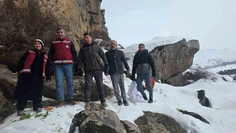 Muradiye'de Yaban Hayvanlarına Yem Bırakıldı