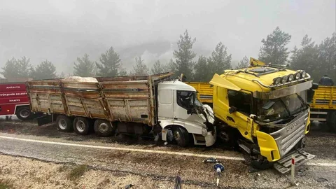 Antalya'da Tır ve Kamyon Çarpıştı