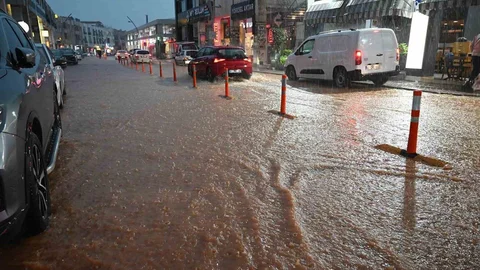 Kemer'de Sağanak Yağış Etkili Oldu