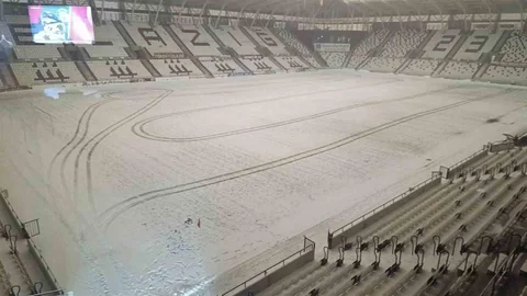 Elazığ Atatürk Stadyumu Kardan Temizleniyor