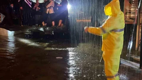 Kemer'de Sağanak Yağışta Mahsur Kalanlar Kurtarıldı