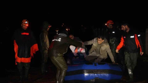 Antalya Kumluca'da Sağanak Yağış Etkili Oldu