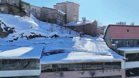 Bitlis'te Çatılarda Kar Temizliği Tehlikesi