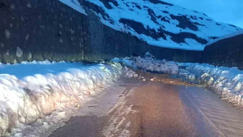 Türkeli'de Heyelan Sonrası Yol Kapandı