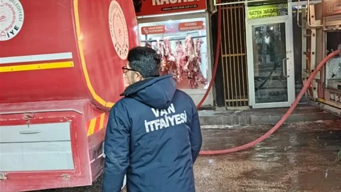 Van'da Yangın Olayı: 5 İş Yeri Etkilendi