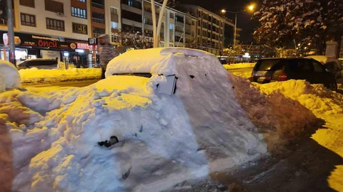 Tunceli'de Kar Yığınları Arasında Araçlar Kayıp