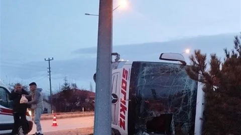 Burdur'da Yolcu Otobüsü Devrildi