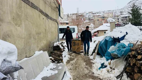 Engelli Çocuğa Tekerlekli Sandalye Hediye Edildi
