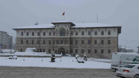 Sivas'ta Tarihi Kent Meydanı Bembeyaz Oldu