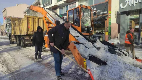 Ardahan'da Kar Temizleme Çalışmaları Devam Ediyor