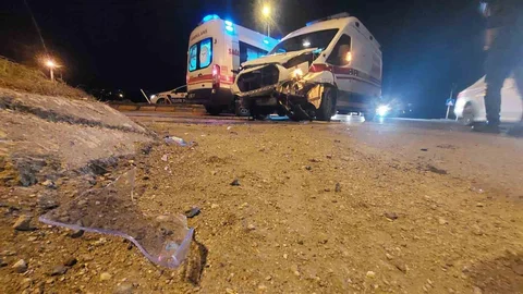 Sakarya'da Ambulans ve Otomobil Çarpıştı