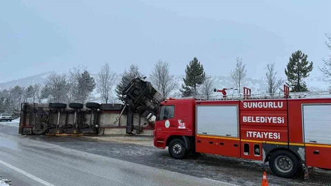 Buzlanan Yolda Tır Devrildi