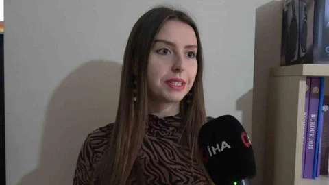 Genç Kız Dolandırıcılarla Oynadı