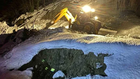 Türkeli'de Heyelan Nedeniyle Kapanan Yol Açıldı