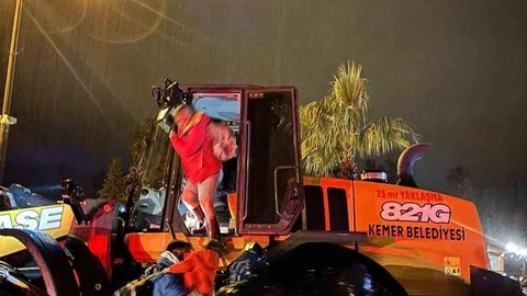 Antalya'da Taşkında Mahsur Kalan Aile Kurtarıldı
