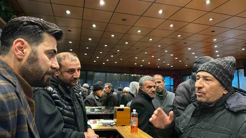 Darende'de Yolda Kalanlara Yardım